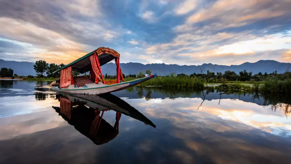 Photo of Dal lake in Srinagar Kashmir